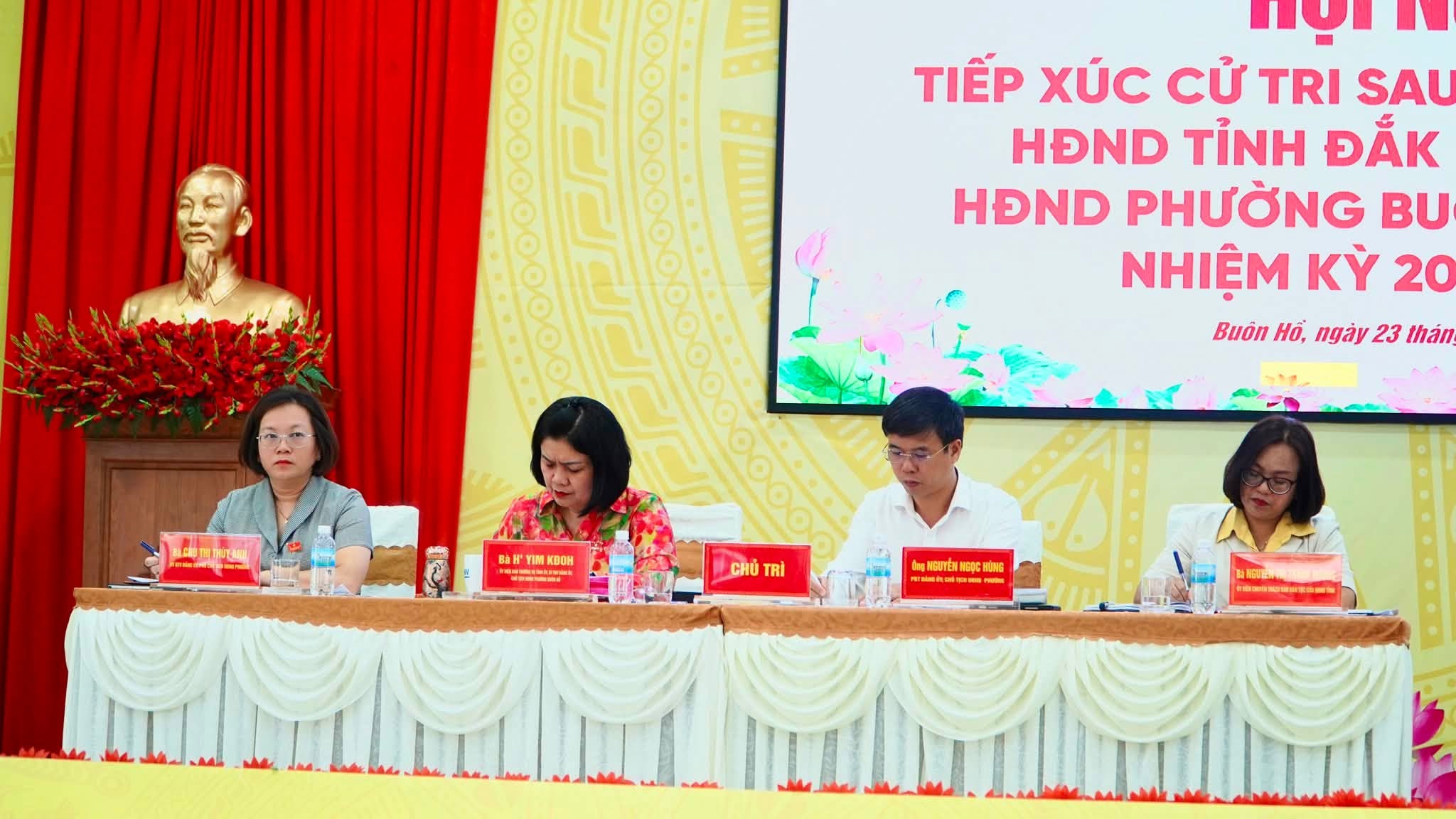 Đại biểu HĐND tỉnh và HĐND phường Buôn Hồ tiếp xúc cử tri sau kỳ họp thứ hai